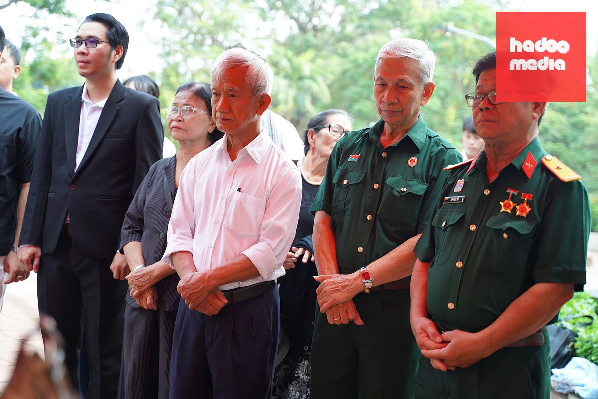 Các cựu chiến binh đến dâng hương tưởng nhớ liệt sĩ tại công viên Lê Thị Riêng sáng 16-9 - Ảnh: TRÍ ĐỨC
