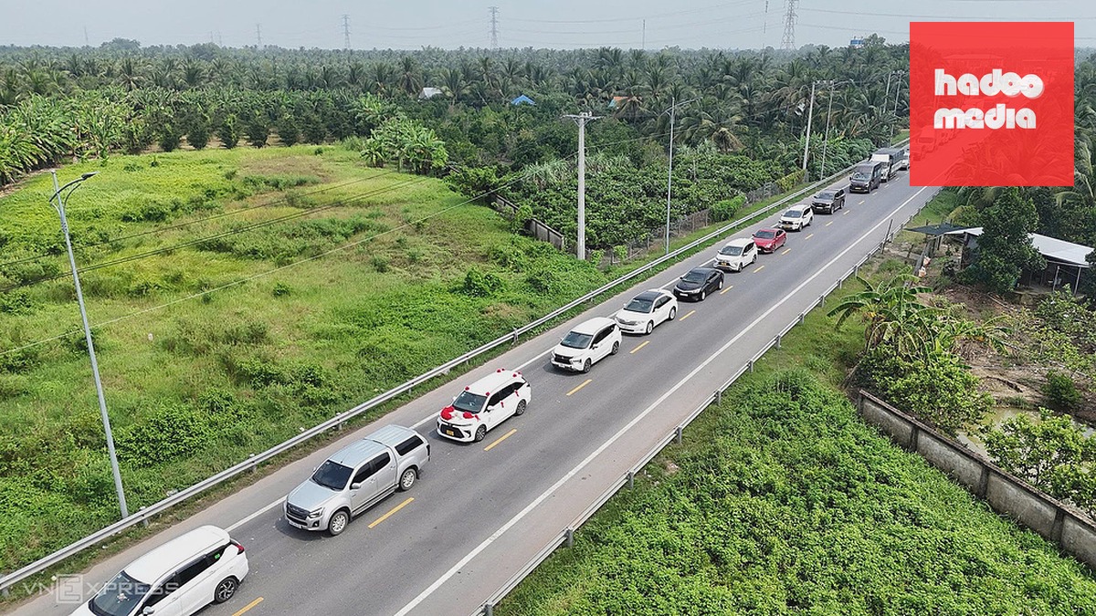 Cao tốc qua khu vực ùn tắc khoảng 5 km sau tai nạn, sáng 16/9. Ảnh: Hoàng Nam