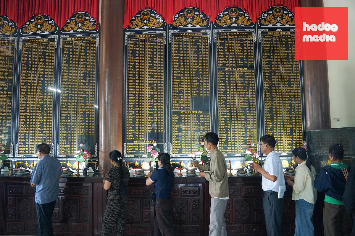 Thân nhân các liệt sĩ khắp nơi tìm về TP Đà Nẵng ngày 16-9 - Ảnh: ĐẶNG NGỌC NGA