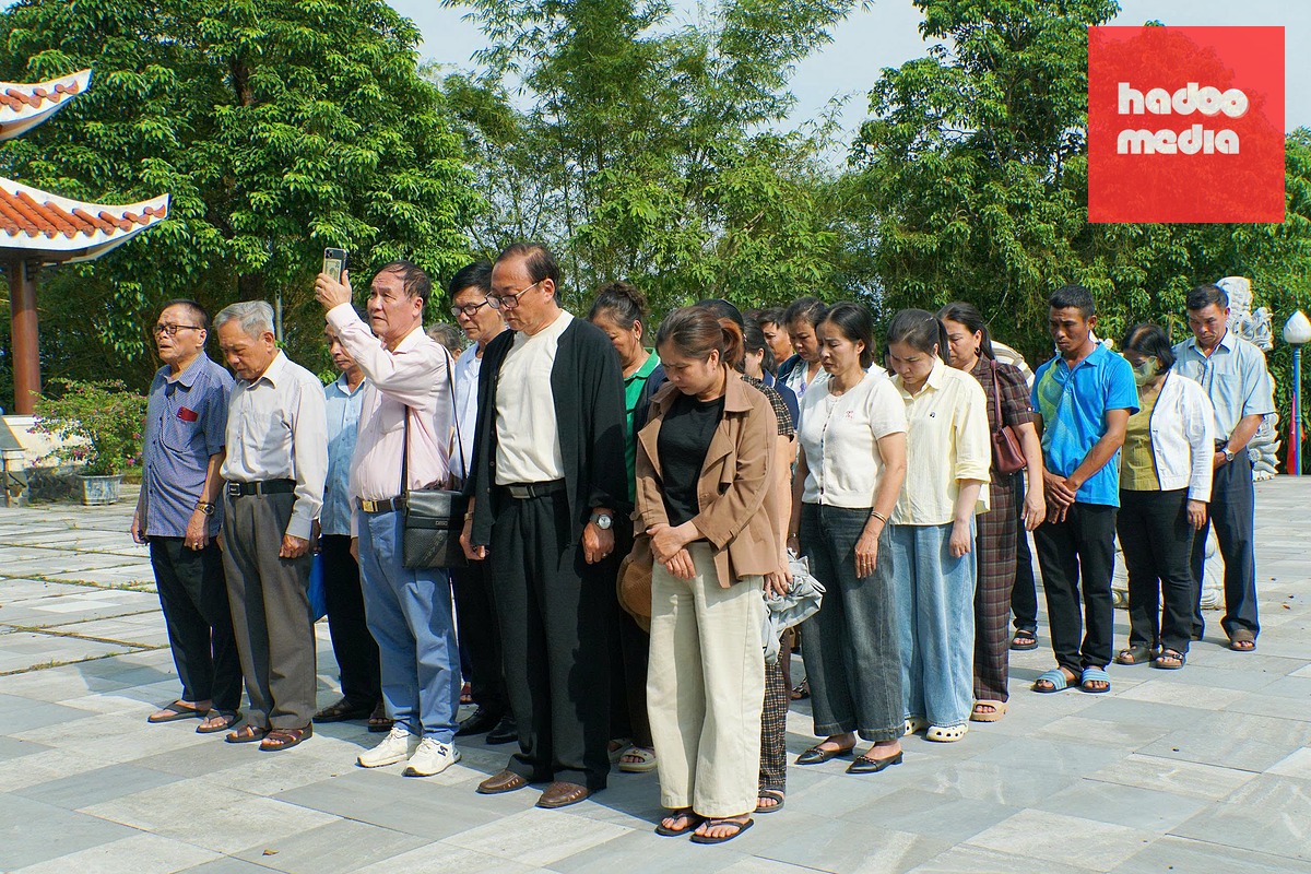 Thân nhân liệt sĩ cùng ông Võ Đình Thế (áo đen, hàng đầu) tại xã Hiệp Đức sáng 16-9 - Ảnh: ĐẶNG NGỌC NGA