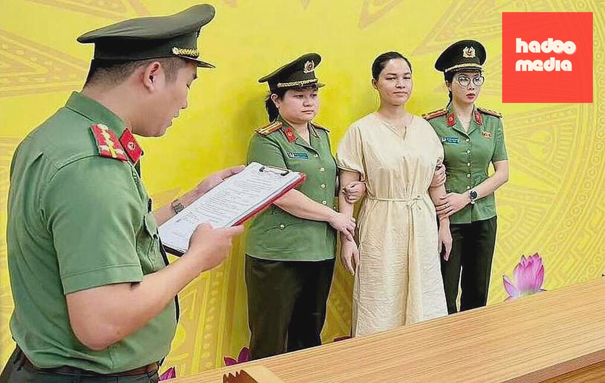 Công an đọc lệnh khởi tố bị can Vũ Thị Dung. Ảnh: Công an cung cấp