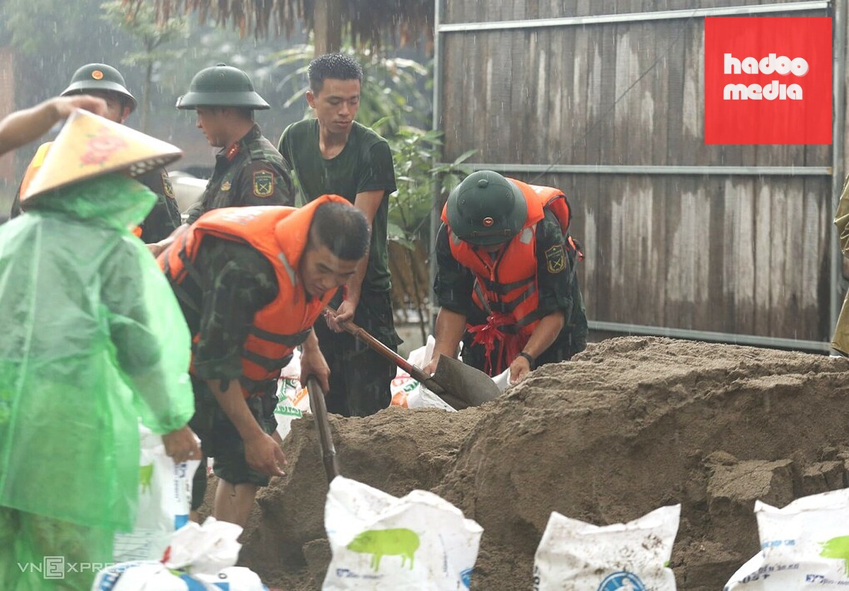 Hàng trăm người đắp đê ngăn lũ ở ngoại thành Hà Nội, chiều 16/9. Ảnh: Gia Chính