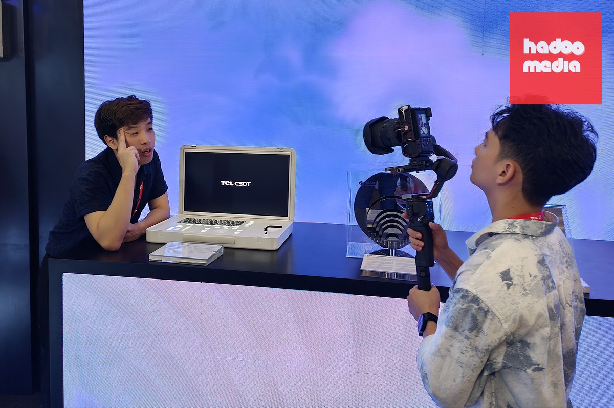 Hai bạn trẻ đang thực hiện video giới thiệu về sản phẩm công nghệ - Ảnh: ĐỨC THIỆN