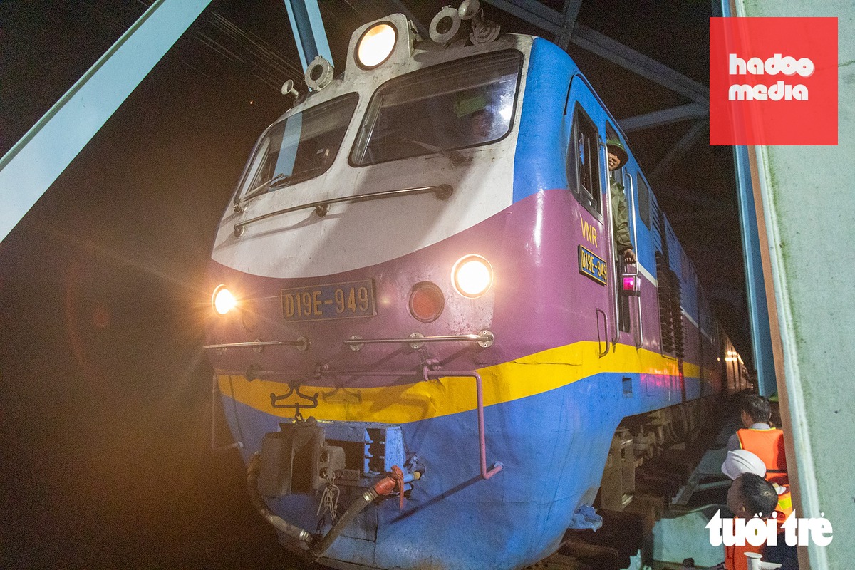 Sự cố 3 sà lan trôi dạt khiến ngành đường sắt điều chỉnh giờ chạy tàu qua cầu Mỹ Chánh trong 2 ngày - Ảnh: HOÀNG TÁO