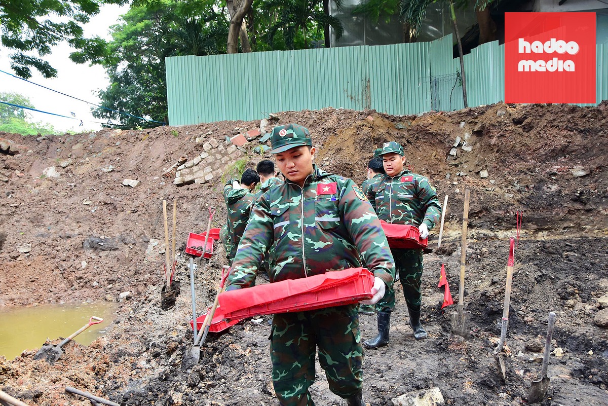 Ngày 16-9, Đội K74 tìm thấy thêm 14 bộ hài cốt liệt sĩ tại rãnh chôn thứ hai, khu A công viên Lê Thị Riêng - Ảnh: Bộ Tư lệnh TP.HCM
