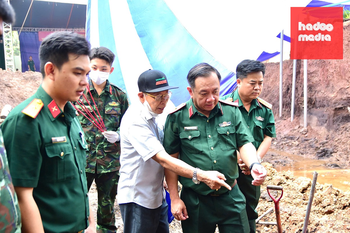 Thiếu tướng Nguyễn Thành Trung, Chính ủy Bộ Tư lệnh TP.HCM, kiểm tra công tác tìm kiếm, quy tập hài cốt liệt sĩ ở công viên Lê Thị Riêng sáng 16-9 - Ảnh: Bộ Tư lệnh TP.HCM