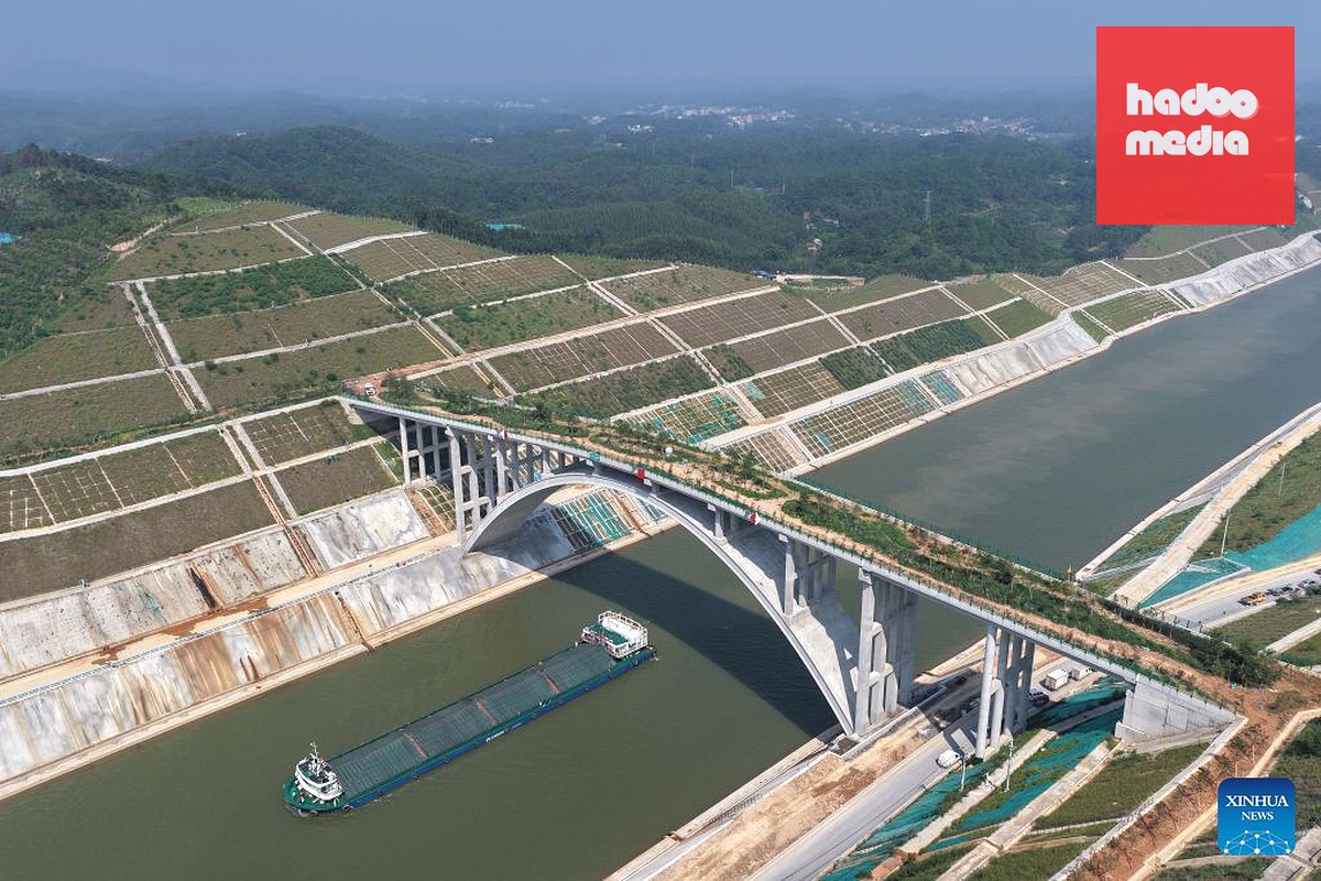 Ảnh chụp từ trên không bằng máy bay không người lái ngày 12-8-2026, cho thấy một chiếc tàu chạy thử trên kênh đào Bình Lục, khu tự trị dân tộc Choang Quảng Tây, miền nam Trung Quốc - Ảnh: TÂN HOA XÃ
