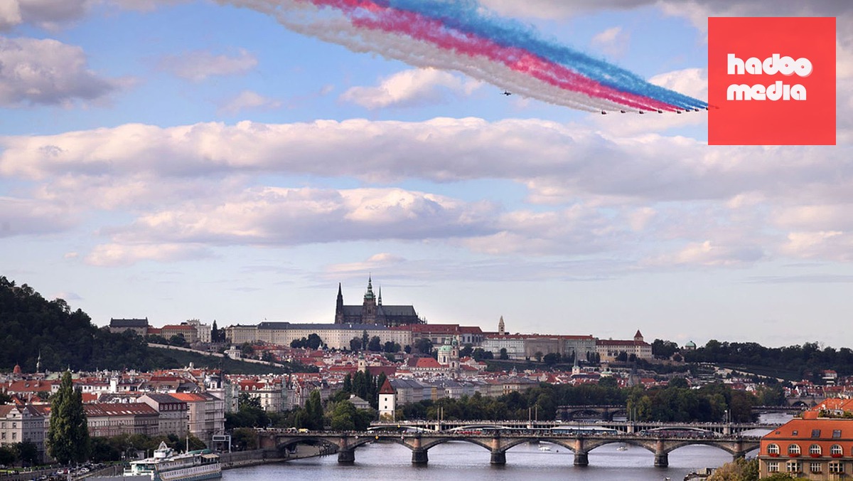 Đội bay Red Arrows trình diễn trên cầu Charles vào thứ Sáu này