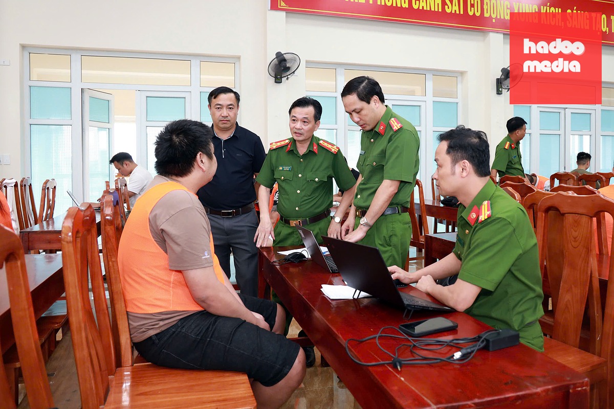 Đại tá Trần Quốc Huy, Phó giám đốc Công an tỉnh Lào Cai, trực tiếp đấu tranh với một người trong đường dây - Ảnh: TỐNG HUỆ