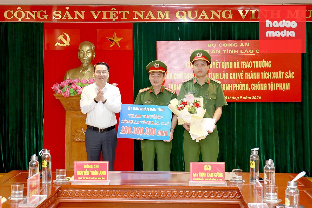 Chủ tịch UBND tỉnh Lào Cai Nguyễn Tuấn Anh trao thưởng nóng cho ban chuyên án về thành tích xuất sắc trong công tác đấu tranh phòng chống tội phạm - Ảnh: TỐNG HUỆ