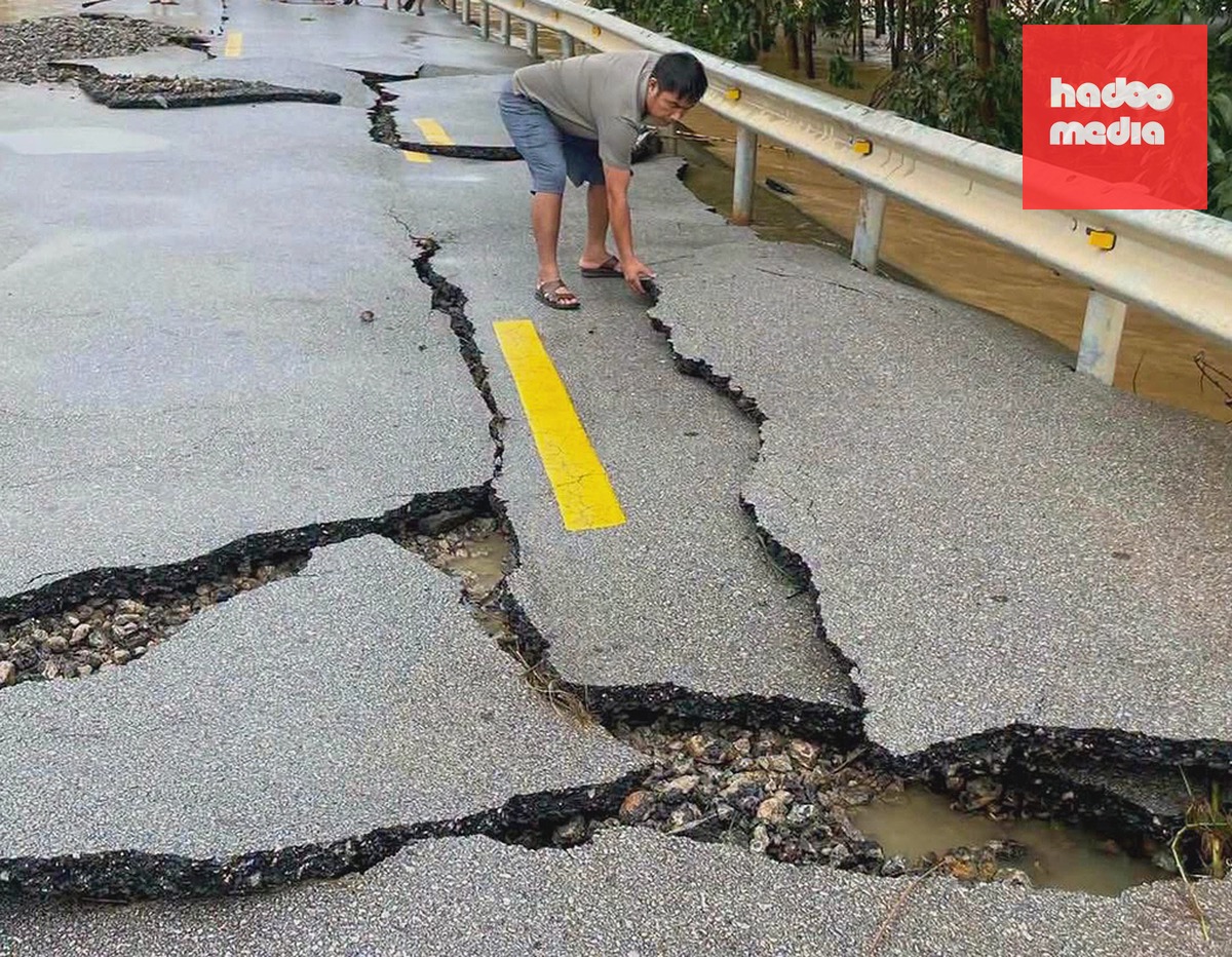 Mặt quốc lộ 48E tại khu vực cầu khe Đá Hàn nứt toác sau khi lũ rút, chiều 16/9. Ảnh: Hùng Lê