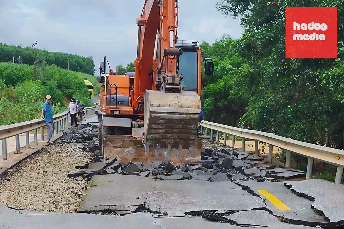 Nhà chức trách điều máy xúc khắc phục sự cố, chiều 16/9. Ảnh: Hùng Lê