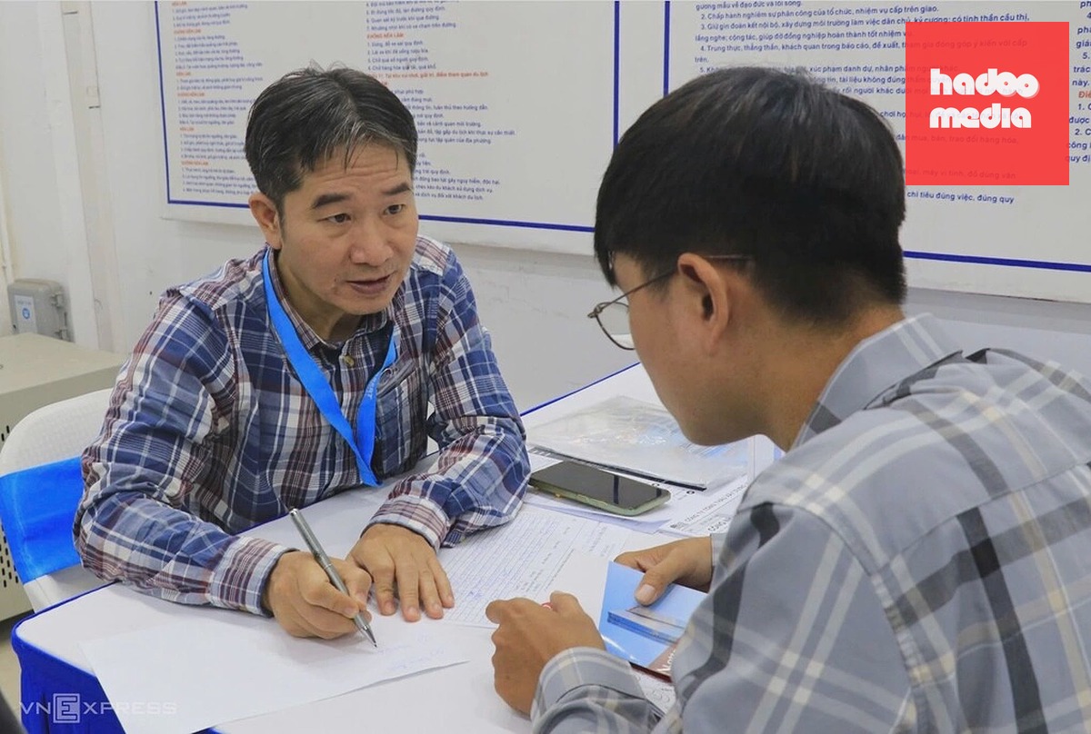 Lao động nghe tư vấn giao dịch việc làm tại Trung tâm Dịch vụ việc làm Hà Nội. Ảnh: Hồng Chiêu