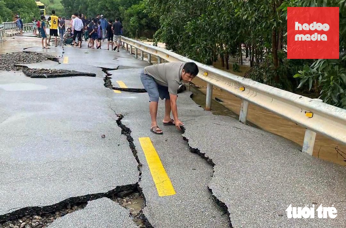 Quốc lộ 48E qua xã Quỳnh Thắng, Nghệ An xuất hiện nhiều vết nứt sau khi nước lũ rút - Ảnh: NGỌC HOA