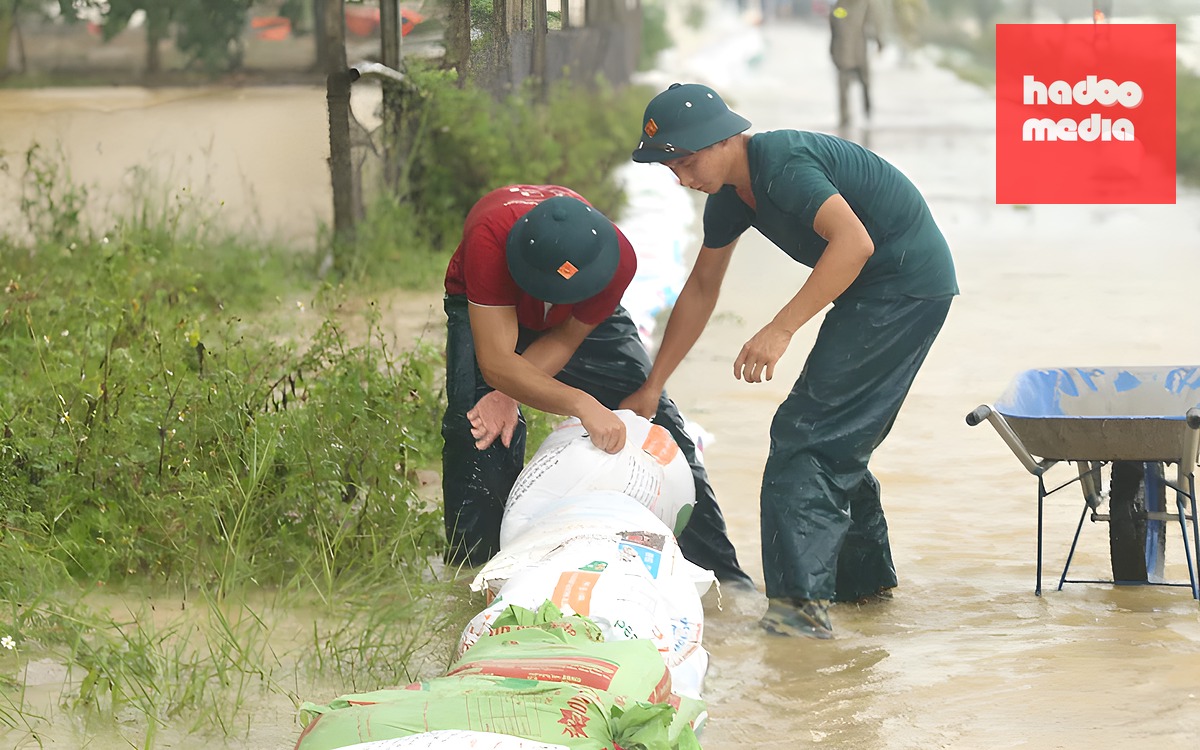 Nước lũ rút, mặt đường quốc lộ hiện ra như 'bánh đa vỡ' - Ảnh 2.