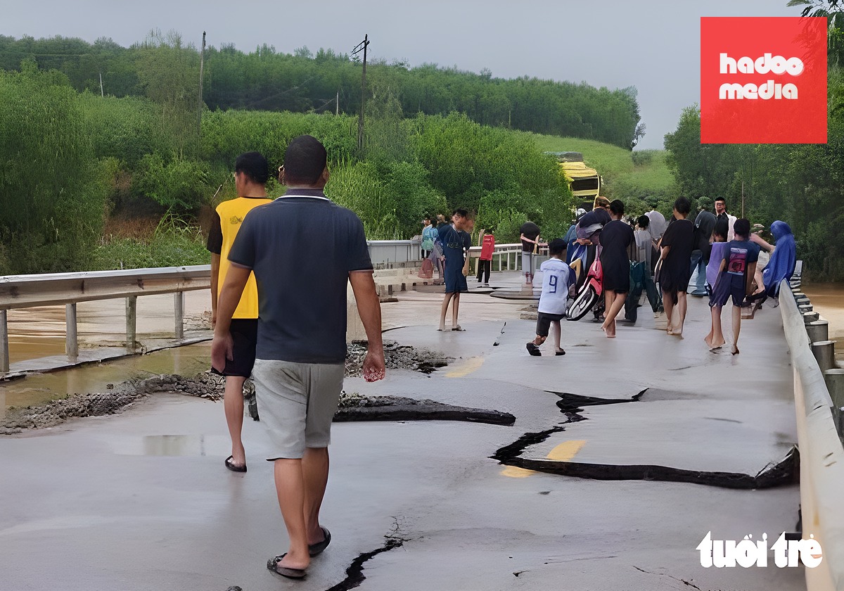 Quốc lộ 48E qua xã Quỳnh Thắng, Nghệ An hư hỏng khiến xe cộ không thể qua lại - Ảnh: NGỌC HOA
