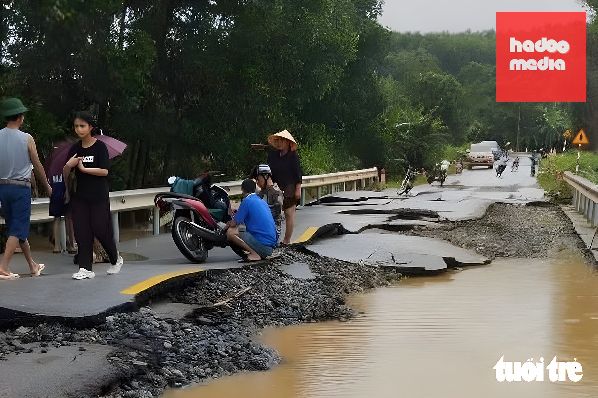 Nước khoét sâu, cuốn trôi vật liệu phía dưới, để lộ lớp đá cấp phối - Ảnh: NGỌC HOA