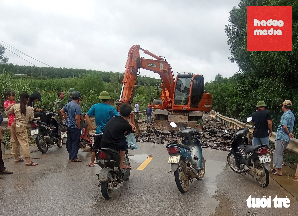Chiều tối 16-9, đơn vị quản lý đường bộ đã có mặt tại hiện trường kiểm tra, đánh giá mức độ hư hỏng và lên phương án khắc phục - Ảnh: TRẦN THỦY
