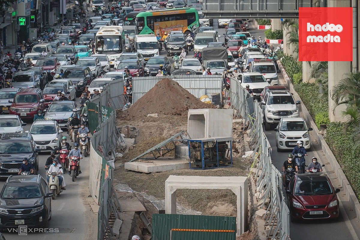 Rào chắn trên đường Nguyễn Trãi hồi tháng 5/2026. Ảnh: Hoàng Giang