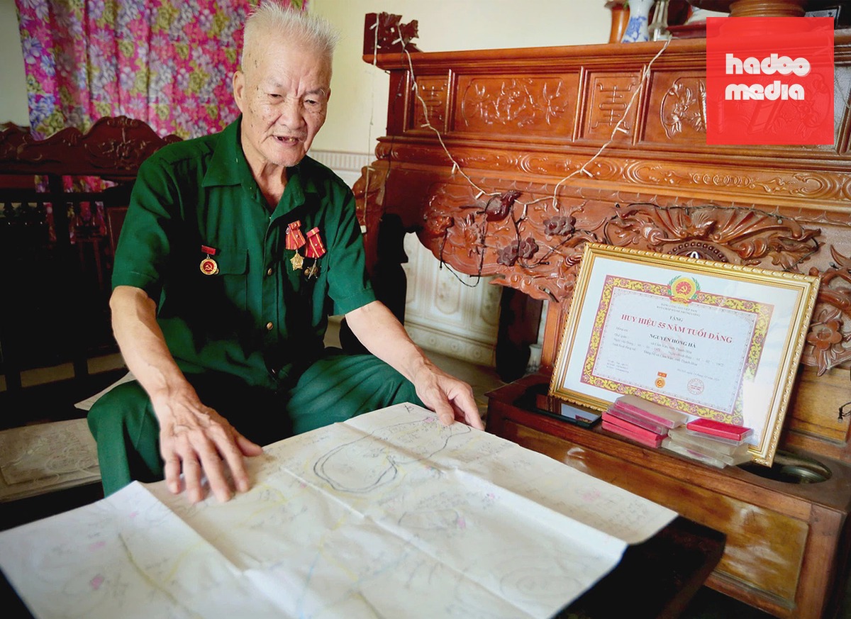 Ông Hà bên tấm bản đồ được vẽ từ ký ức. Ảnh: Lam Sơn