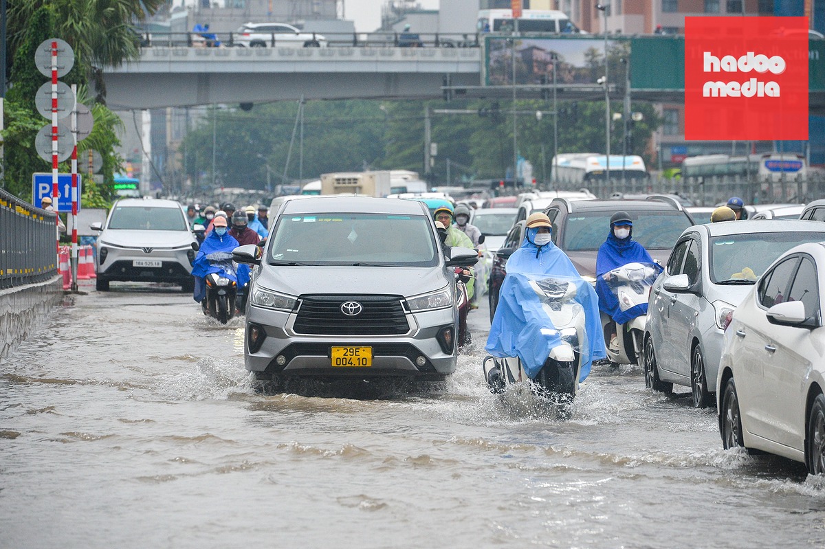 Đường phố Hà Nội ngập sâu vì mưa lớn kéo dài suốt đêm - Ảnh: PHÚC TÀI