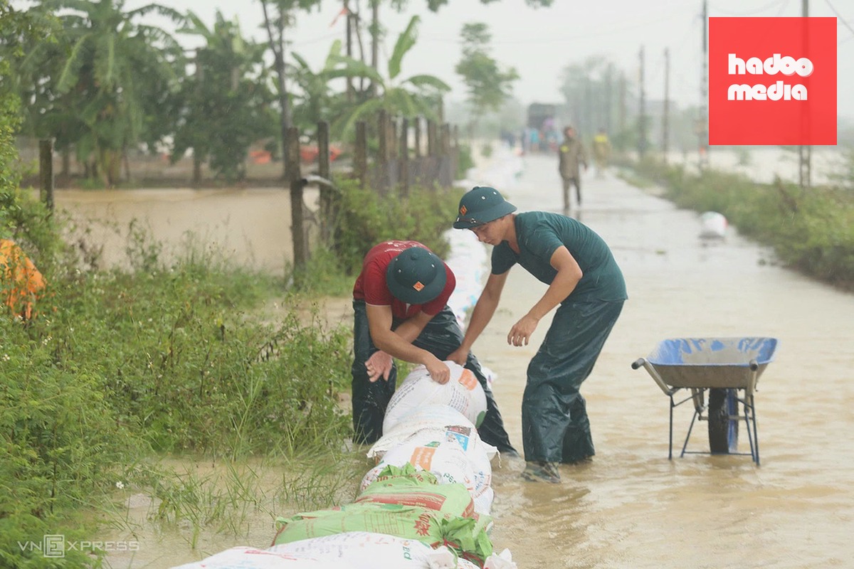 Các lực lượng đắp đê Bùi ở xã Xuân Mai, Hà Nội ngày 17/9. Ảnh: Gia Chính