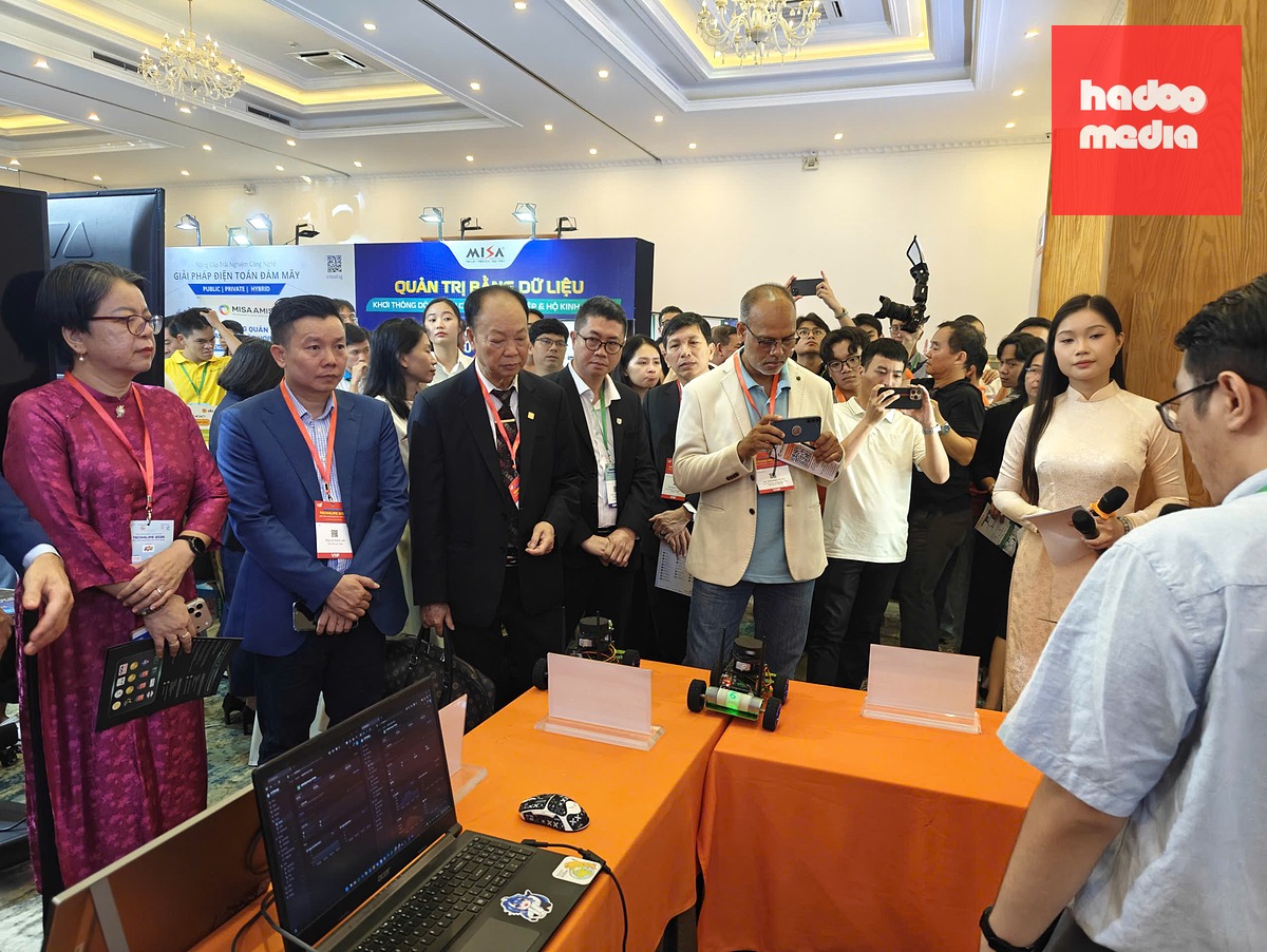 Các đại biểu tham quan các sản phẩm công nghệ trình diễn tại triển lãm Tech4life 2026 - Ảnh: ĐỨC THIỆN