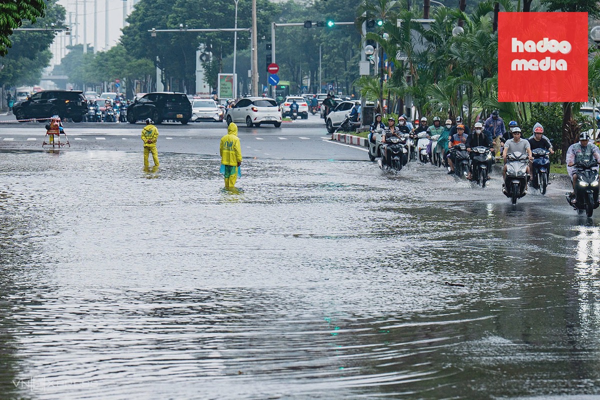 Ứng trực trên đường Dương Đình Nghệ chiều 17/9. Ảnh: Tùng Đinh