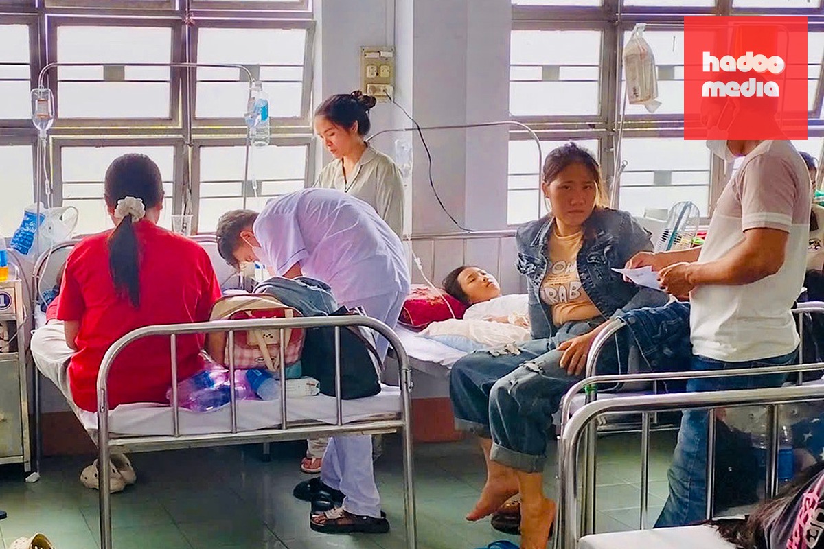 Bệnh nhân ngộ độc bánh mì điều trị tại Trạm Y tế phường An Khê hồi tháng 8. Ảnh: Ngọc Oanh