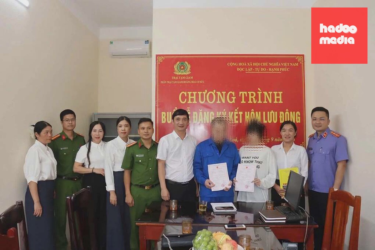 Đại diện các cơ quan chức năng chúc mừng cặp đôi sau khi thành vợ chồng. Ảnh: Lam Sơn