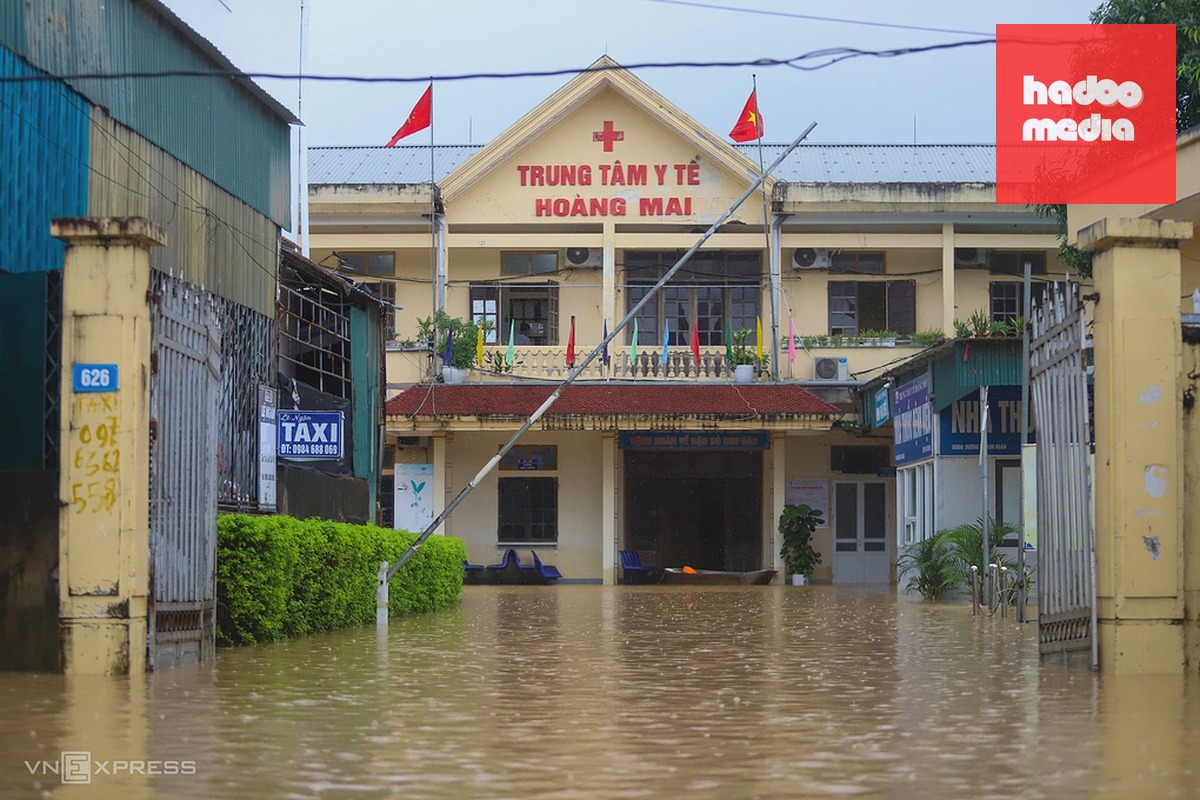 Trung tâm Y tế phường Hoàng Mai, tỉnh Nghệ An bị ngập sáng 17/9. Ảnh: Đức Hùng