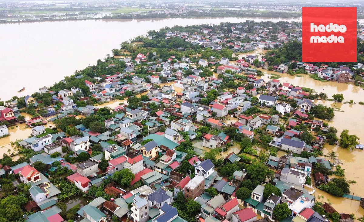 Hàng ngàn hộ dân ở ngoài đê sông Mã, phường Hàm Rồng, tỉnh Thanh Hóa ngập sâu trong nước lũ - Ảnh: TUẤN MINH