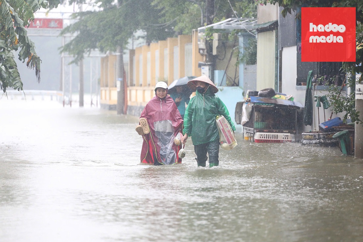 Xóm Bến Vôi, xã Kiều Phú ngập trong nước lũ - Ảnh: ANH MẠNH