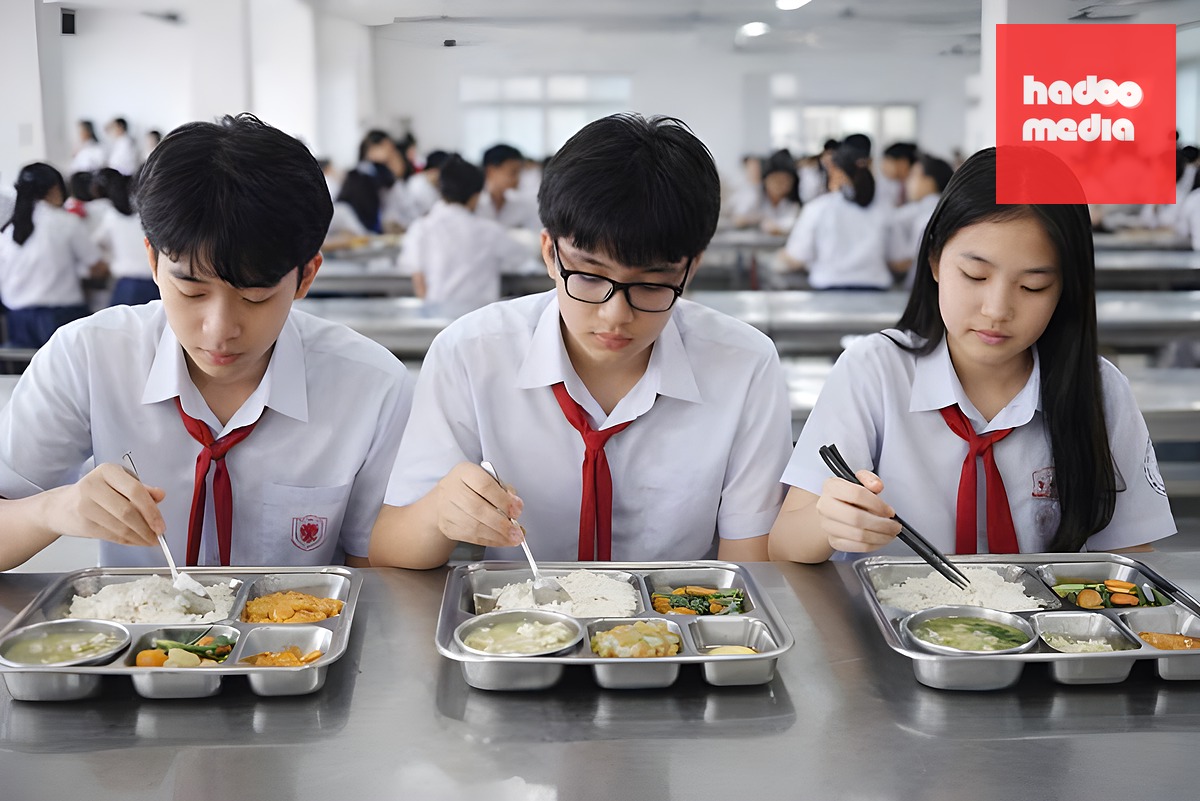 Hà Nội sẽ rà soát toàn bộ quy trình thực hiện tổ chức bữa ăn bán trú - Ảnh: AI minh họa