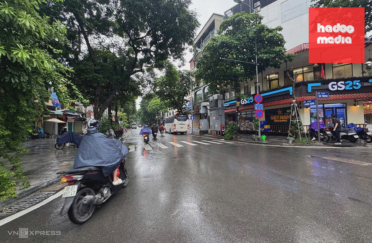 Khu vực phố Phùng Hưng (nơi triển khai dự án bể ngầm khẩn cấp trước chợ Hàng Da) không bị ngập trong trận mưa ngày 17/9. Ảnh: Giang Huy