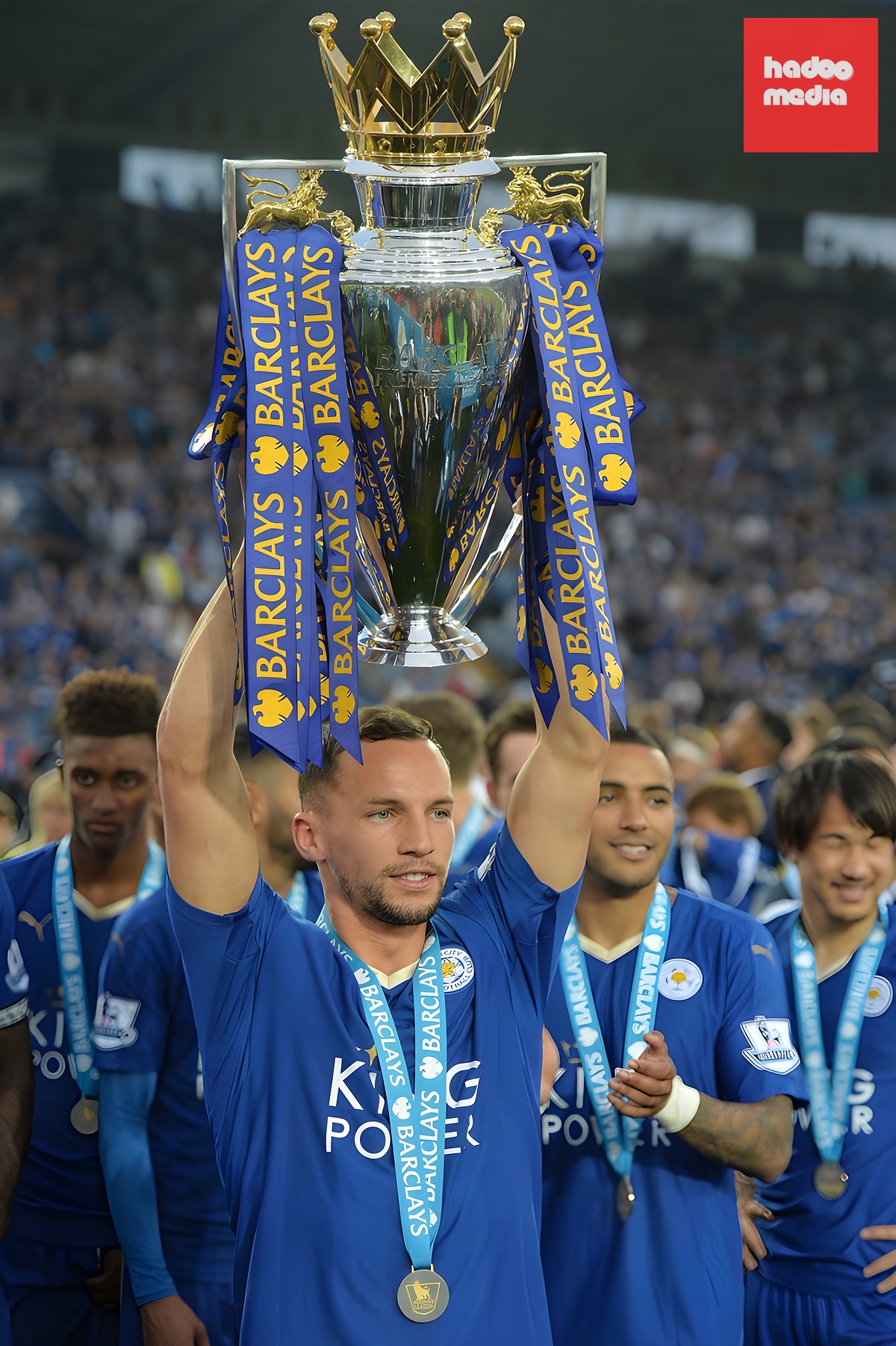 Danny Drinkwater cùng Leicester vô địch Ngoại hạng Anh mùa 2015/26. Ảnh: EPA/Peter Powell.