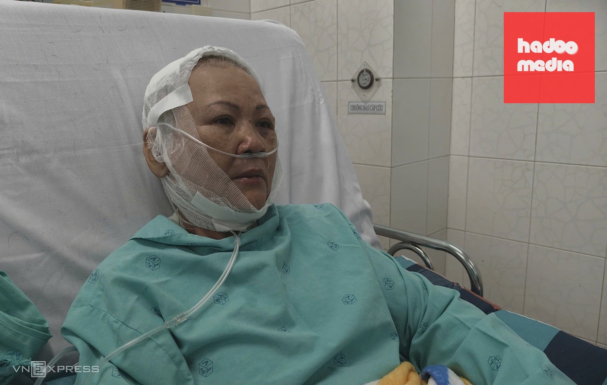 Bà Nguyễn Thị Tuyết nằm điều trị tại Bệnh viện Trưng Vương, chiều 17/9. Ảnh: Đình Văn