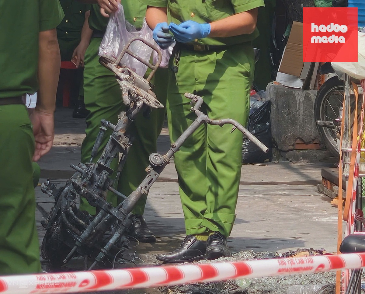 Nhiều xe máy bị cháy trơ khung được đưa ra từ tầng trệt ngôi nhà xảy ra hoả hoạn. Ảnh: Đình Văn