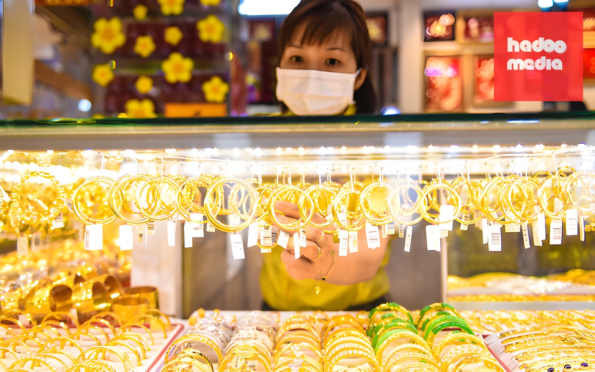 Giá vàng thế giới tăng không ngừng sau khi Fed nâng lãi suất - Ảnh 2.