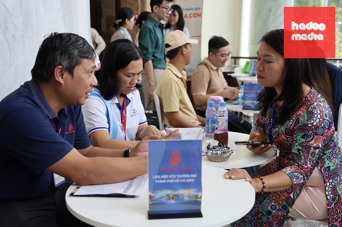 Các doanh nghiệp trao đổi cơ hội hợp tác, tìm kiếm đối tác tại khu vực kết nối của hội nghị - Ảnh: ITPC
