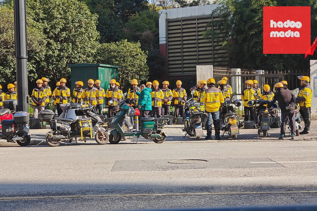 Tài xế giao đồ ăn Meituan tại Thượng Hải, Trung Quốc, ngày 14/1/ 2024. Ảnh: AFP