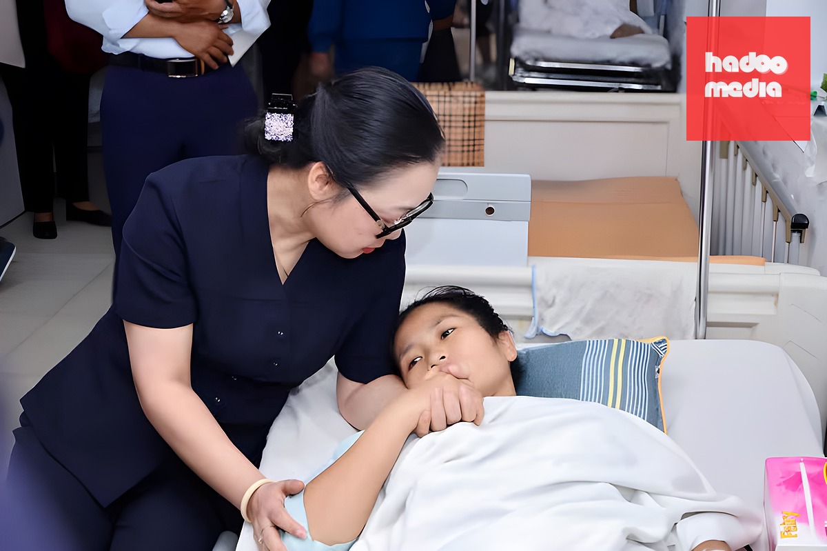 Thứ trưởng Nguyễn Thị Quyên Thanh thăm hỏi, động viên cô giáo Hoàng Thị Hiền tại Bệnh viện Hữu nghị Việt Đức (Hà Nội) - Ảnh: MOET