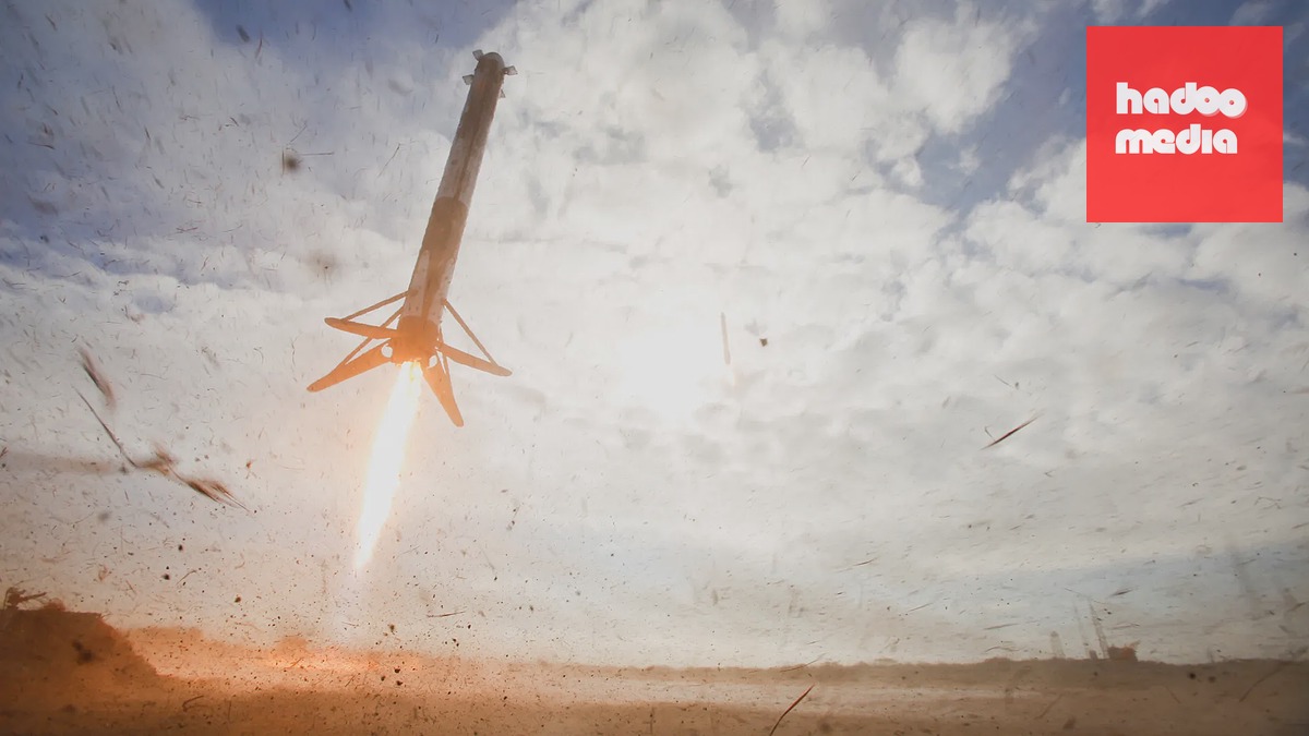 Nosič rakety Space X Falcon Heavy přistál po startu s utajovaným nákladem pro vesmírné síly na Mysu Canaveral (listopad 2022)