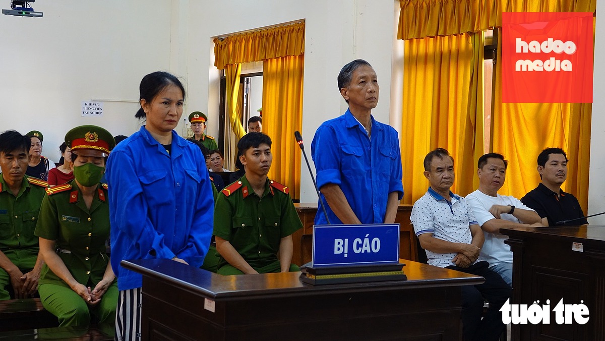 Bị cáo Mót và bị cáo Hằng tại phiên tòa - Ảnh: CHÍ CÔNG