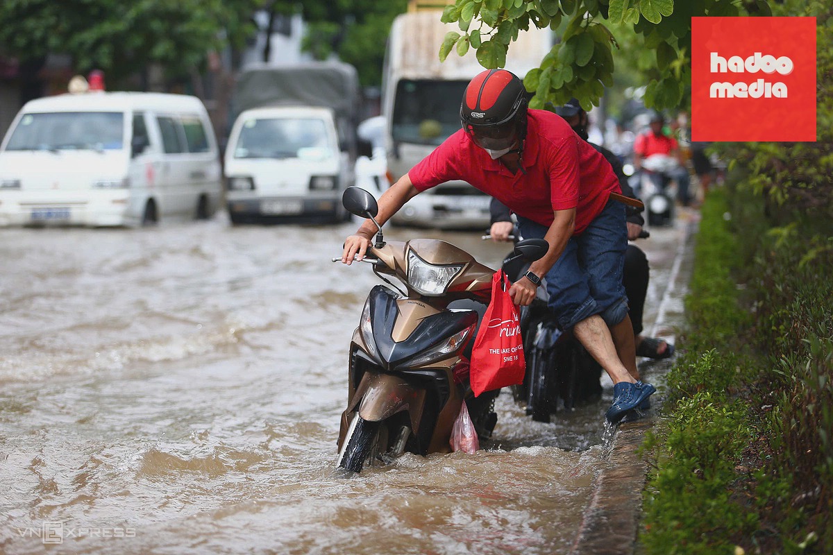 Quốc lộ 32 ngập sâu nửa mét gây tê liệt giao thông, nhiều xe chết máy
