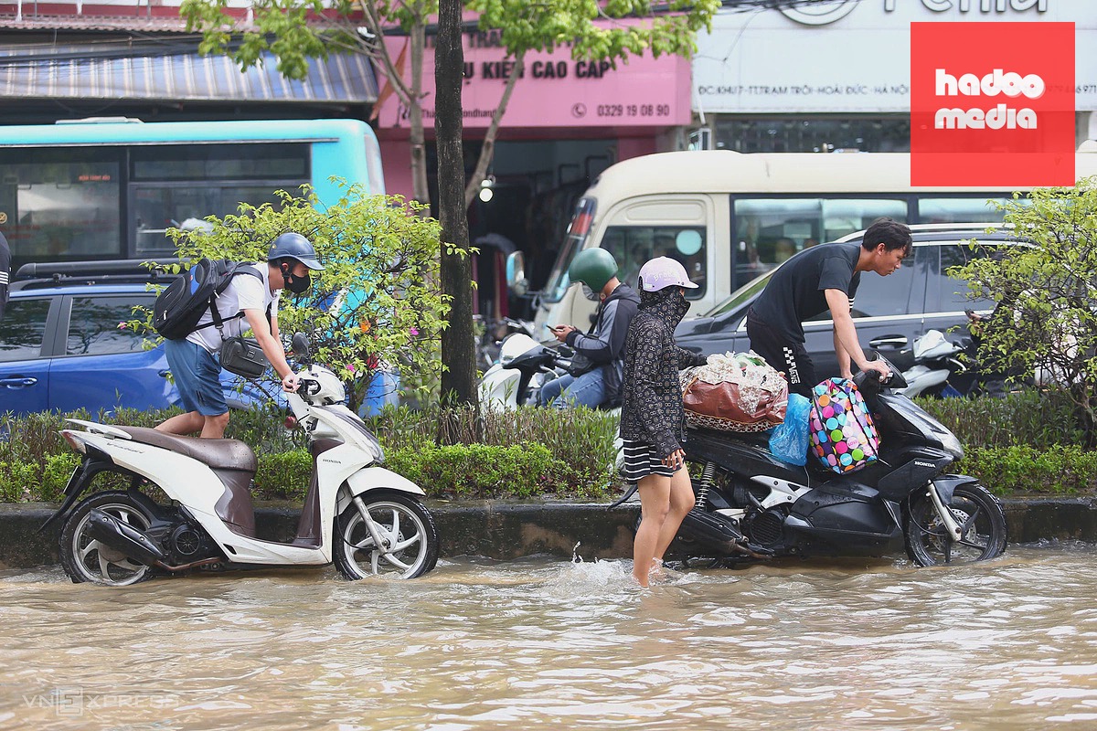 Quốc lộ 32 ngập sâu nửa mét gây tê liệt giao thông, nhiều xe chết máy