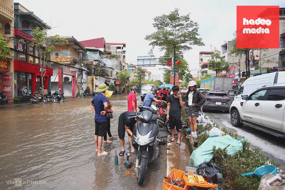 Quốc lộ 32 ngập sâu nửa mét gây tê liệt giao thông, nhiều xe chết máy
