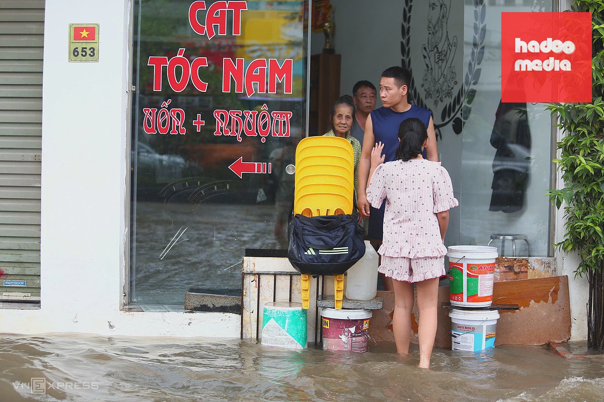 Quốc lộ 32 ngập sâu nửa mét gây tê liệt giao thông, nhiều xe chết máy