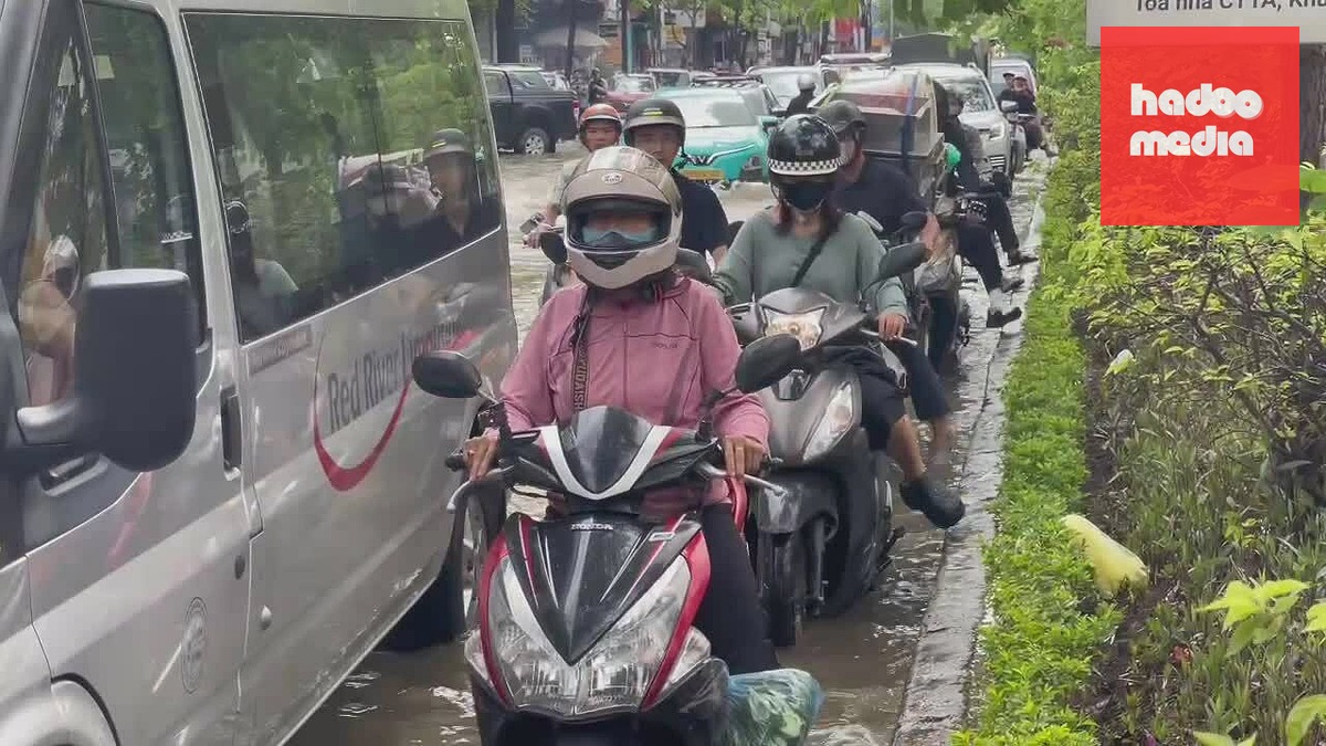 Quốc lộ 32 ngập sâu