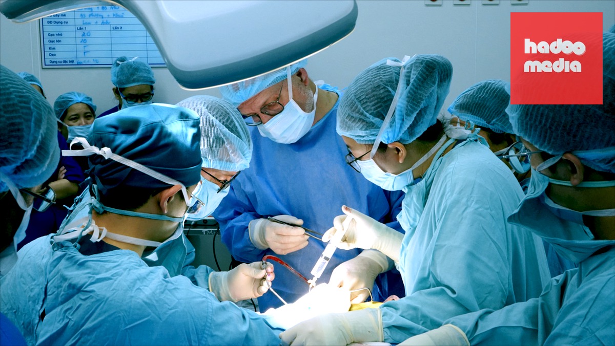 Ê kíp phẫu thuật cấy điện cực thính giác thân não (tháng 5-2026) - Ảnh: Sở Y tế TP.HCM